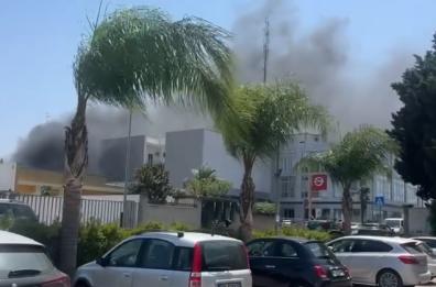 Incendio distrugge autovetture in una concessionaria a Lecce