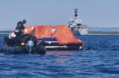 Ecco come si soccorre un sommergibile: la complessa esercitazione in Mar Grande con le Marine di 14 Paesi stranieri
