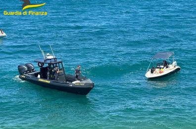 Natante in avaria a Baia dei Campi: famiglia di turisti salvata dalla Gdf