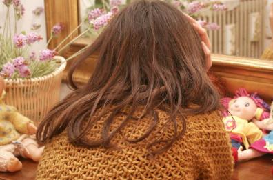 Lecce, costrinsero ragazzina a prostituirsi sul web: madre e amante a processo