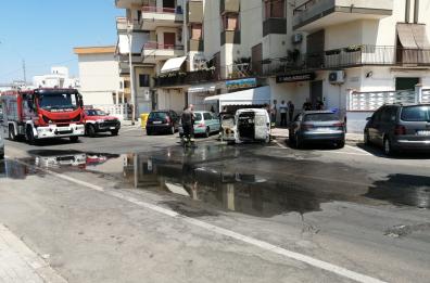 Gallipoli, furgoncino distrutto dalle fiamme, danneggiata anche un'auto. Il rogo dopo i sequestri al mercato ittico