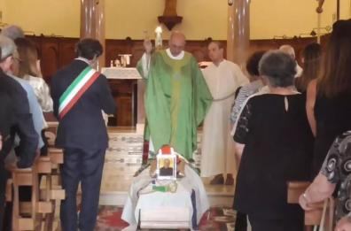 Ostuni, l'ultimo saluto all'operaio dell'Arif morto in un incendio. Il parroco: «Fedeltà al lavoro pagata con la vita»