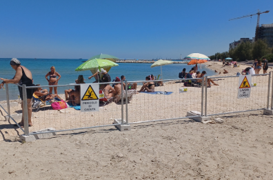 Bari, a Fesca torna il cantiere in spiaggia: «Acqua torbida e pochi servizi»