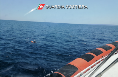 Si perde in mare durante gara di nuoto nel Salento: partecipante salvato dalla Guardia Costiera