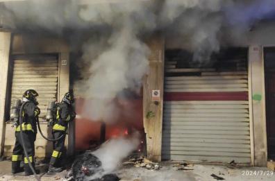 Barletta, nella notte rogo in un laboratorio tessile: salve tre persone, aperta inchiesta