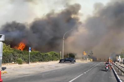Marina di Pulsano in fiamme: bagnanti in fuga, case e strutture balneari evacuate a Lido Silvana e Fata Morgana FT/VD