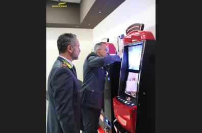 Taranto, sequestrati 42 apparecchi da gioco tra slot e videopoker illegali