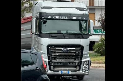 Paura in centro a Ostuni,  la bici finisce sotto il Tir: un pensionato finisce in ospedale