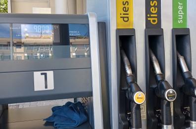 La bambina-benzina e quell’infanzia negata sotto il cielo di Puglia