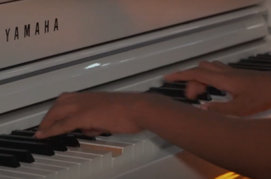 Trinitapoli, 12enne senegalese ama il pianoforte ma non può averne uno: il regalo della famiglia Russo