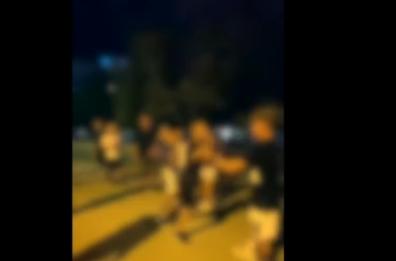 Vieste, 12enne umiliato da branco di coetanei: virale il video mentre è in ginocchio e lo schiaffeggiano 