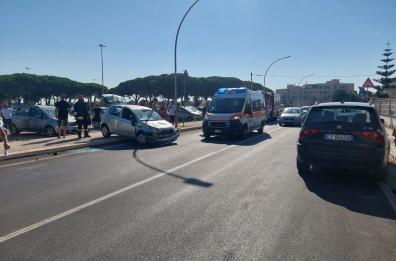 Brindisi, l'auto si ribalta e poi torna dritta sulla strada senza conseguenze per la conducente