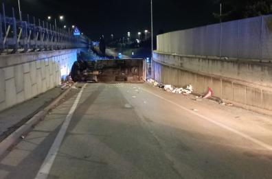 Brindisi, camion si ribalta allo svincolo della SS7 per Sant'Elia: una persona in codice giallo