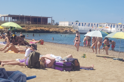 Brindisi, Cala Materdomini nel degrado: un bagnante punto da una siringa