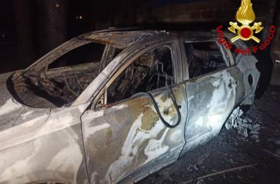 Alezio, fiamme nella notte nel parcheggio di una struttura ricettiva: tre auto bruciate nel rogo 