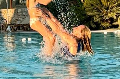 Giorgia Meloni e il Ferragosto in masseria in Puglia tra amici, piscina e bombette