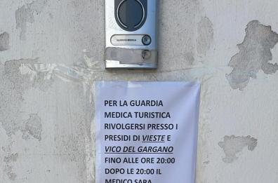 Peschici, guardia medica a Ferragosto: primo cartello "riapre il 16", la sera la correzione. Asl Foggia: cartello non autorizzato