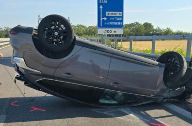 Casamassima, tragedia sfiorata sulla Statale 100: auto si ribalta, tutti illesi. Tornavano dalla discoteca 