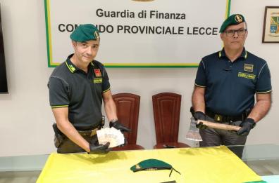 Melendugno, pagavano la vacanza con banconote false: denunciati due campani. In auto anche ascia e coltello