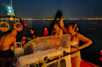 Taranto, barca avvolta dal fumo in rada Mar Grande: nove persone soccorse