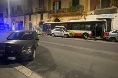 Bari, bus Amtab si scontra con un'auto e ne travolge altre parcheggiate: distrutto anche il mezzo di un disabile