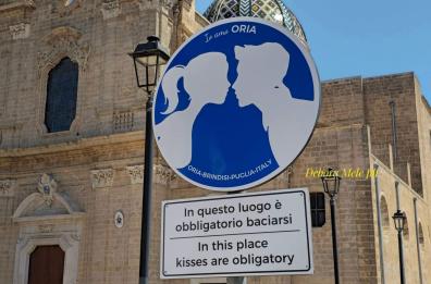Ad Oria è «obbligatorio baciarsi»: ecco la panchina dell'amore