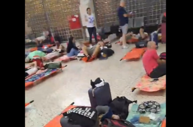 «Voli dirottati, siamo bloccati in aeroporto in Portogallo», odissea per un gruppo di pugliesi in vacanza. Interviene la Farnesina, volo di rientro oggi