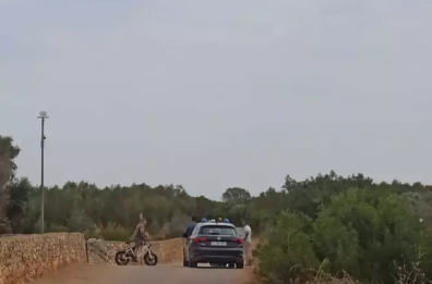 Vacanze in Puglia, Andrea Giambruno in gita in bici in Valle d'Itria con ministro Lollobrigida