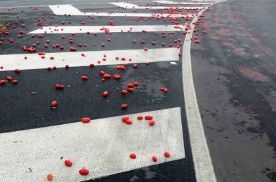 Bari, tir perde carico in via Tatarella: distesa di pomodori sull'asfalto