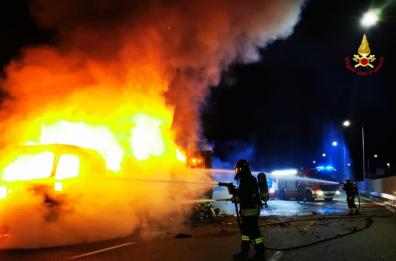Bari, paura in tangenziale: camion a fuoco, lunghe code nella notte