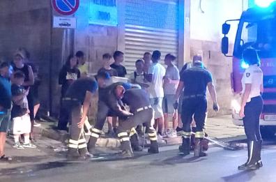 Putignano, la pioggia torrenziale fa precipitare un gattino in un tombino: salvato