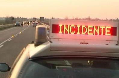 Incidente sulla SS100 a Mottola: traffico deviato, coinvolte tre auto e un furgone. Tre i feriti. Strada riaperta