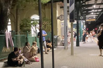 Linea ferroviaria Bari-Lecce interrotta dopo incidente, l'ira dei passeggeri: «Trattati come bestie»