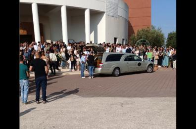 Gravina, l’ultimo saluto a Irene, morta nell'esplosione della casa vacanze: «Era un inno alla bellezza»