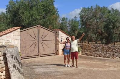 «Voglio vedere Giorgia», pensionato si fa selfie davanti a masseria Ceglie che ospita Meloni