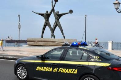 Truffa alla Regione, accedevano ai finanziamenti con diplomi falsi: cinque tarantini rischiano il processo