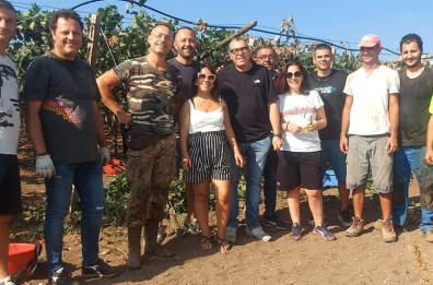 San Severo è con Raffaele: dopo la distruzione del suo vigneto, la comunità risponde all'intimidazione