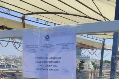 Gallipoli, occupa abusivamente suolo pubblico con tavoli e sedie e vende cibo e bevande senza titolo: denunciato