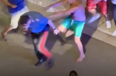 Locorotondo, carabiniere interviene per sedare rissa e viene preso a pugni: il video va sui social