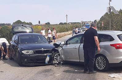 Sp 84, incidente fra 3 auto: 5 feriti. Il guard rail ferma il volo di una delle vetture nel viadotto sottostante