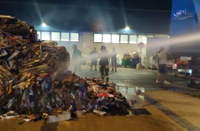 Tragedia sfiorata a Taviano: prende fuoco un compattatore di rifiuti a ridosso del supermercato Eurospin 
