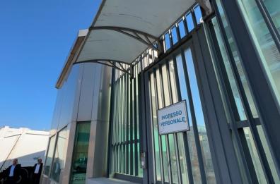 Notte da incubo in carcere a Foggia: detenuti sfondano cancelli e tentano rivolta, sedata dalla polizia penitenziaria
