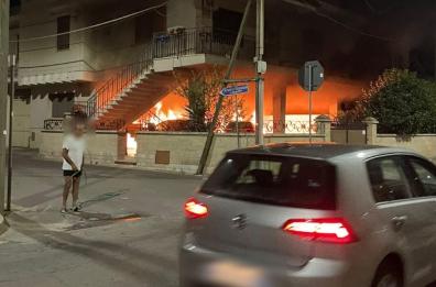 Taurisano, a fuoco due macchine di un'autoscuola: si indaga