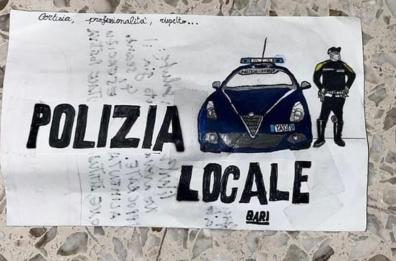 Bari, nel disegno di un ragazzino il ringraziamento alla Polizia locale: da voi «Cortesia, professionalità, rispetto»
