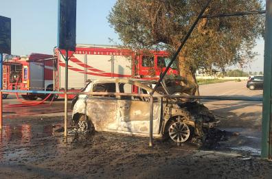 Casarano, in fiamme auto elettrica vicino una struttura riabilitativa FOTO/ VIDEO