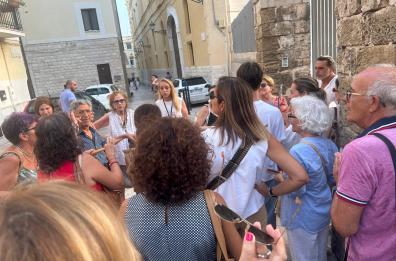 Bari, concerto gratuito nel chiostro di S. Chiara. La protesta: noi lasciati fuori, posti liberi per le autorità
