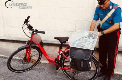 Scoperto con la marijuana nel sottosella della bici elettrica: 43enne in manette ad Avetrana