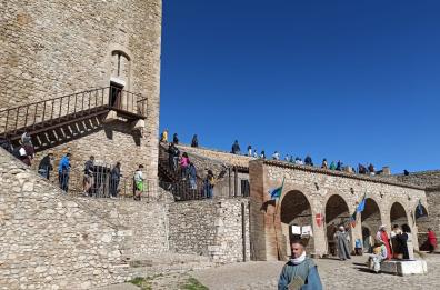 Castello di Deliceto, nelle Giornate medievali la storia rivive grazie a taverne e falconieri, dame e cavalieri