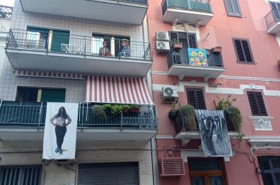 Bari, l'arte prende vita sui balconi di Madonnella:  «Così uniamo la comunità del quartiere»