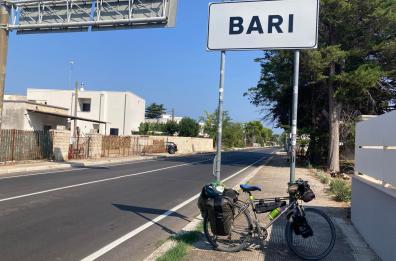 Da Ancona a Bari in bicicletta, ma in stazione gliela rubano: l'appello social di una cicloturista